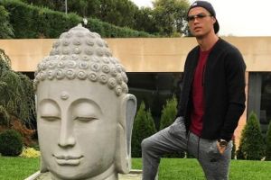 Dianggap injak patung Buddha, Cristiano Ronaldo dikecam netizen