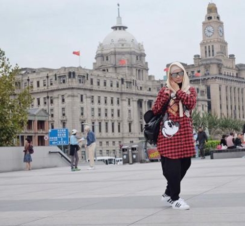 Tak lagi peduli komentar netizen, Rina Nose asyik liburan ke China