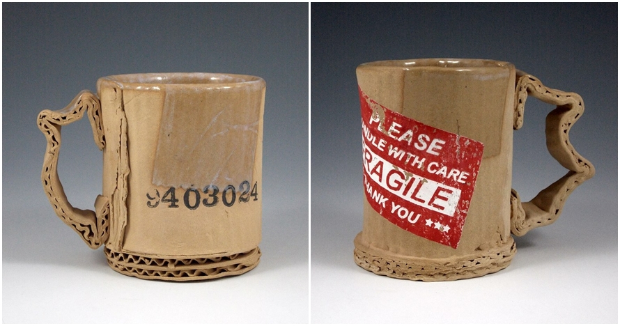 Kamu pasti sulit tebak mug ini terbuat dari keramik atau kardus bekas