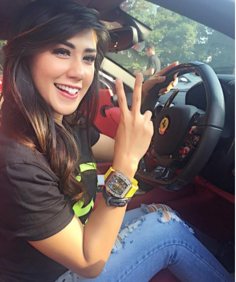 ini harga barang-barang branded rey utami © 2016 instagram ini harga barang-barang branded rey utami © 2016 instagram