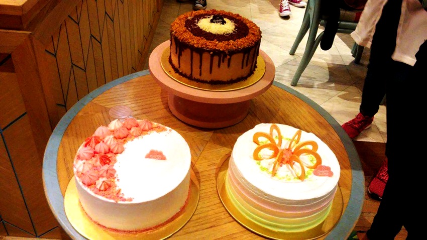 3 Aneka jajanan ini disajikan dalam bentuk kue, nggak biasanya lho