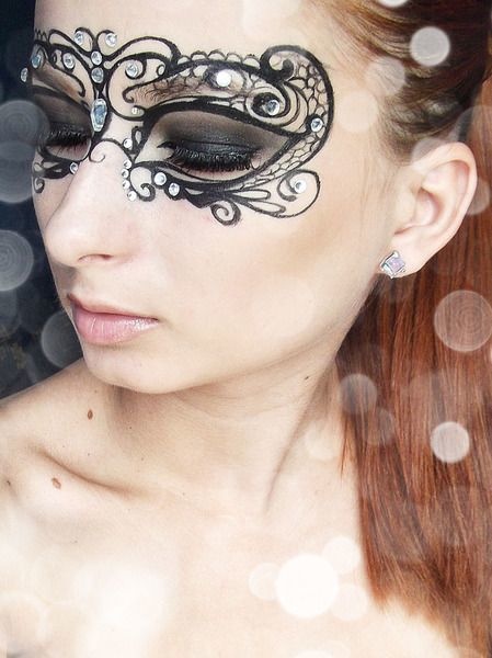 20 Gaya makeup Spooky Eye ini artistik banget, terkesan serem nggak?
