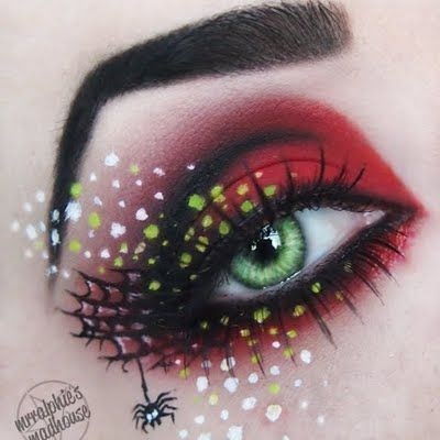 20 Gaya makeup Spooky Eye ini artistik banget, terkesan serem nggak?