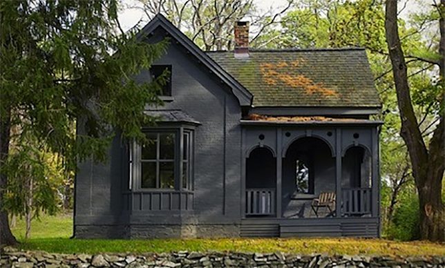 Unik 16 rumah ini dicat dengan warna hitam pekat 