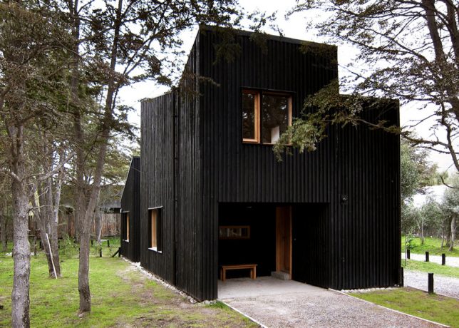 Unik 16 rumah ini dicat dengan warna hitam pekat  
