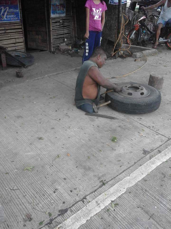 pria penambal ban © 2016 brilio.net