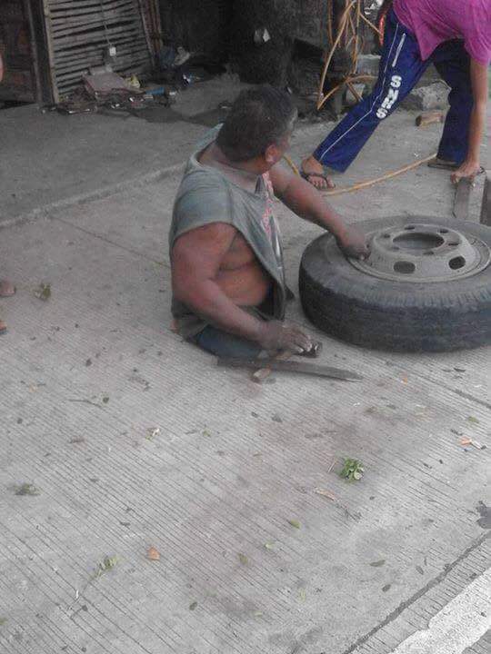 pria penambal ban © 2016 brilio.net