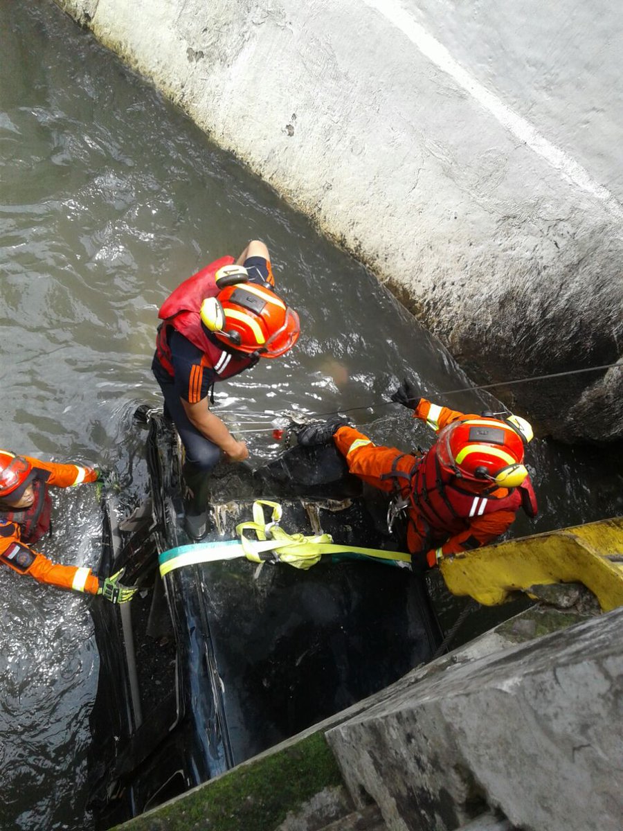 Evakuasi Mobil © 2016 brilio.net Evakuasi Mobil © 2016 brilio.net