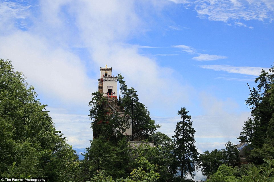 Kuil pemujaan ini didirikan di puncak gunung, panoramanya keren abis