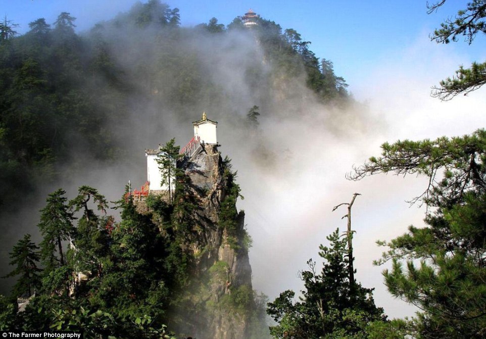 Kuil pemujaan ini didirikan di puncak gunung, panoramanya keren abis