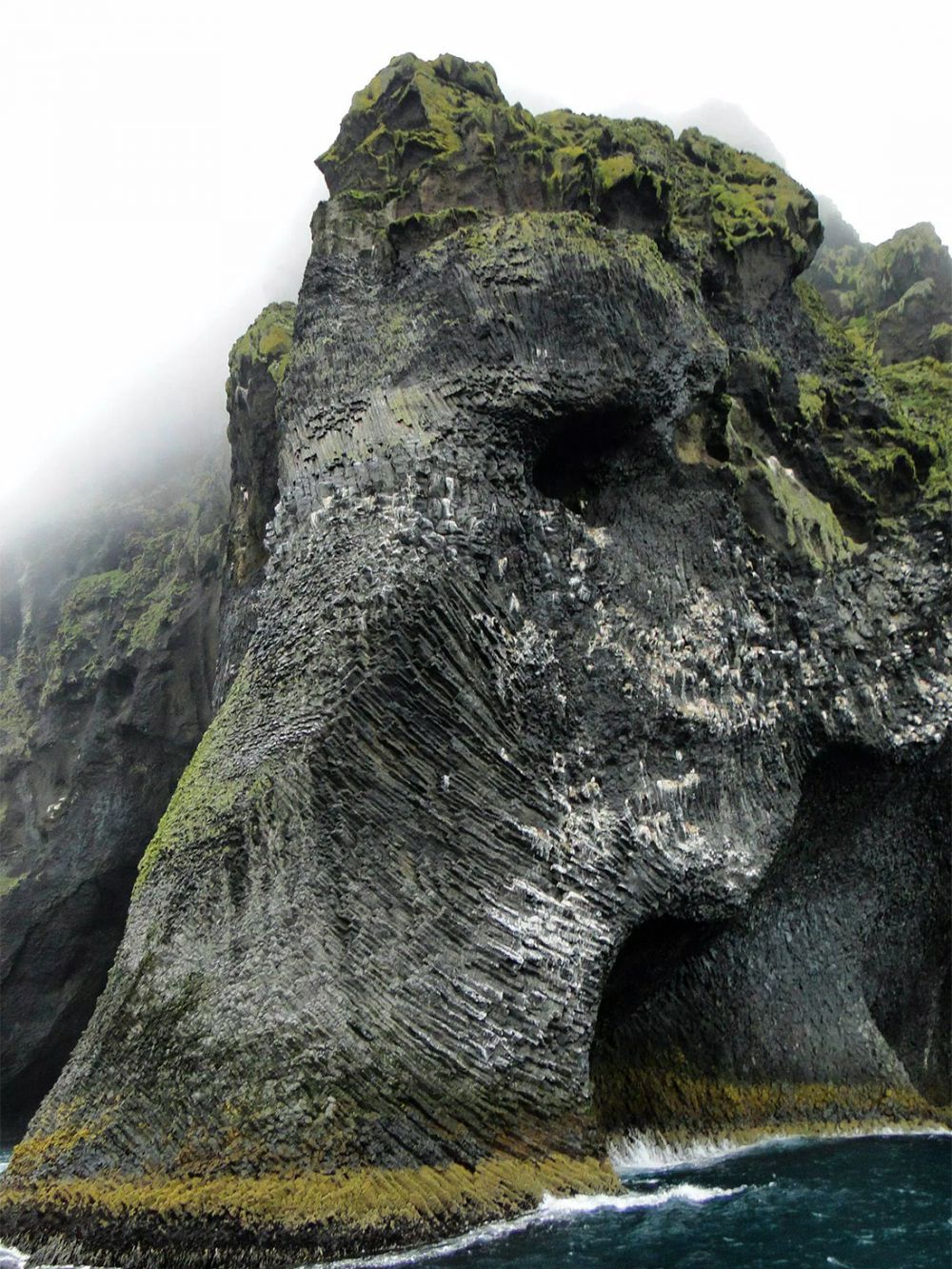 Patung kepala gajah ini terbentuk secara alami di perbukitan Islandia