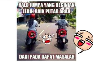 8 Meme beda emak-emak dan bocah saat naik motor ini lucunya kebangetan