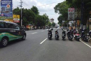 Cara memarkir motor-motor ini ngawur banget, bisa picu kecelakaan
