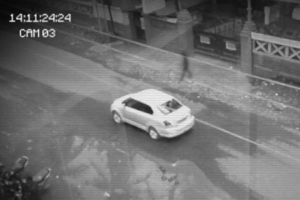 CCTV ini rekam sosok diyakini hantu menyeberang jalan, bikin merinding