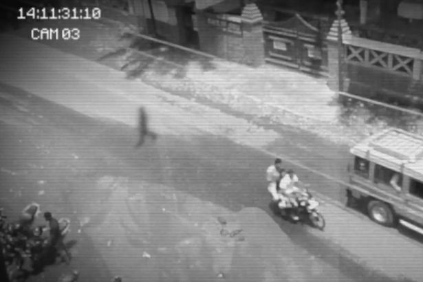 CCTV ini rekam sosok diyakini hantu menyeberang jalan, bikin merinding