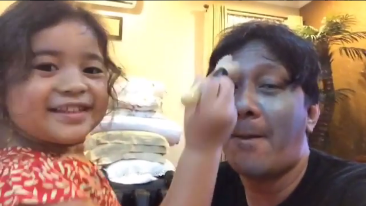 Wajah Andre Taulany didandani anaknya yang masih kecil, bikin ngakak