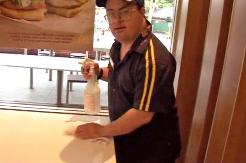 Pria down syndrome ini rayakan momen 30 tahun bekerja di McDonald's