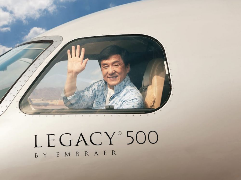 Jackie Chan beli pesawat jet pribadi, begini penampakan dalamnya