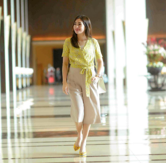 Meski bukan artis, 15 foto ini bukti istri Andre Taulany ...