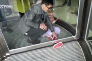 Kaki bocah 4 tahun ini terjepit dalam pintu putar, menegangkan