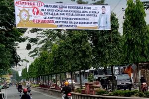 Spanduk kampanye 'gunakan bahasa Indonesia' ini bikin gagal fokus 