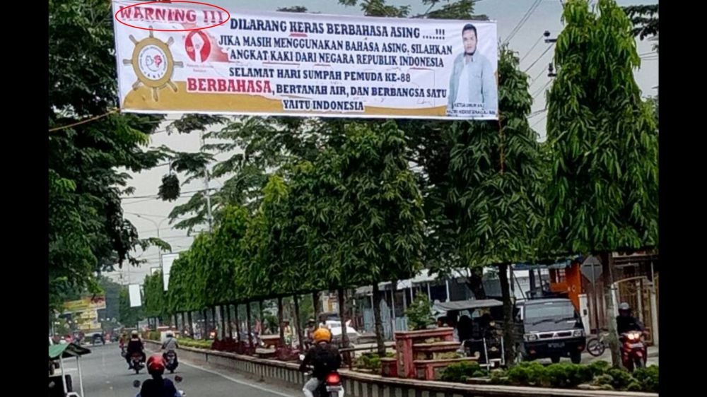 Spanduk kampanye 'gunakan bahasa Indonesia' ini bikin gagal fokus 