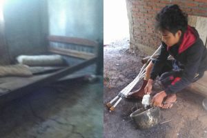 Kakak-beradik ini harus berjualan semut demi menyambung hidup