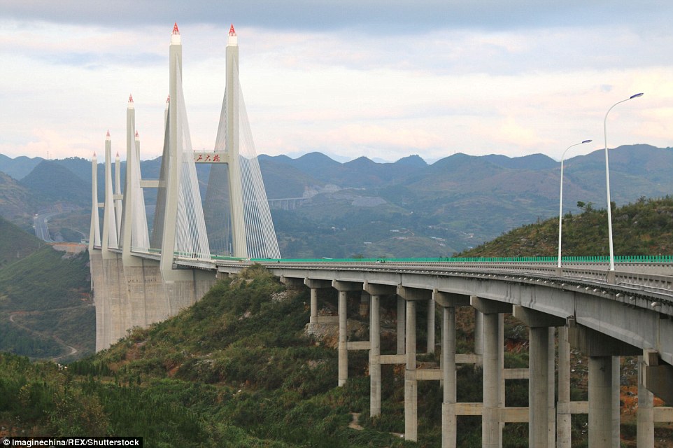 9 Foto jembatan baru di China dengan tinggi 270 m ini bikin takjub