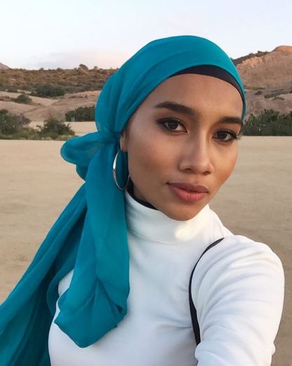 10 Gaya hijab retro ala Yuna penyanyi Malaysia, unik dan inspiratif