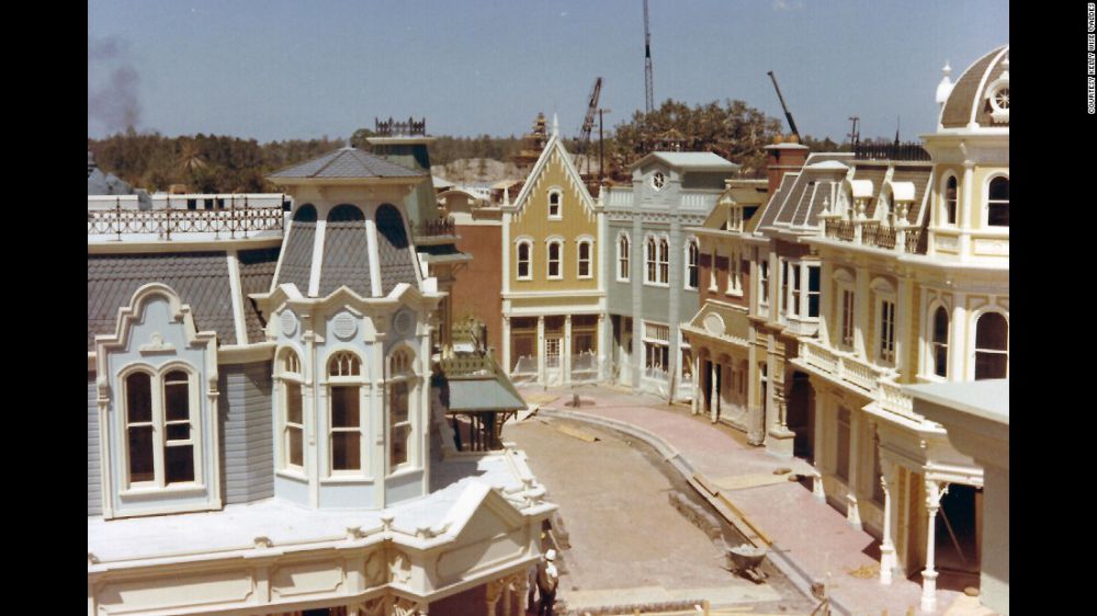 12 Foto pembangunan Disney Land ini bakal bikin kamu melongo