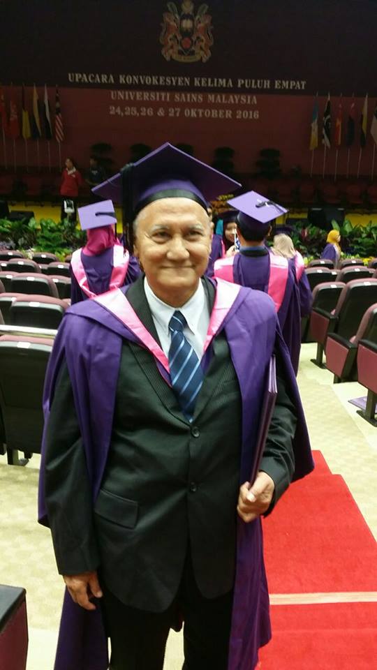 Pria ini baru dapat gelar sarjana di usia 69, kisahnya bikin mewek