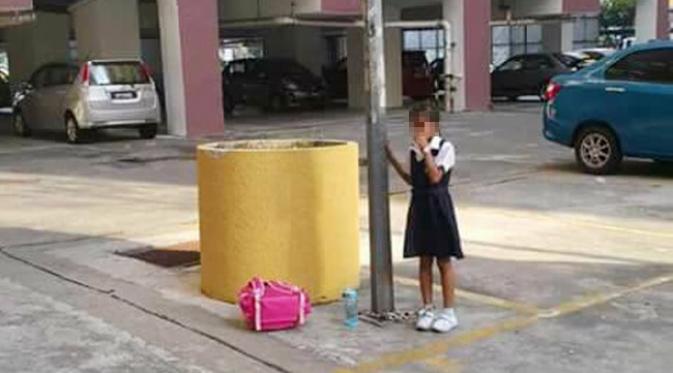 Bolos sekolah, anak perempuan ini dirantai ibunya di tiang lampu 