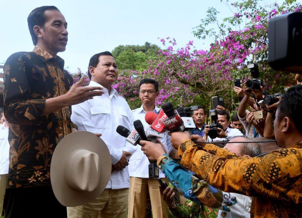 10 Potret keakraban Jokowi dan Prabowo di Hambalang, penuh gelak tawa