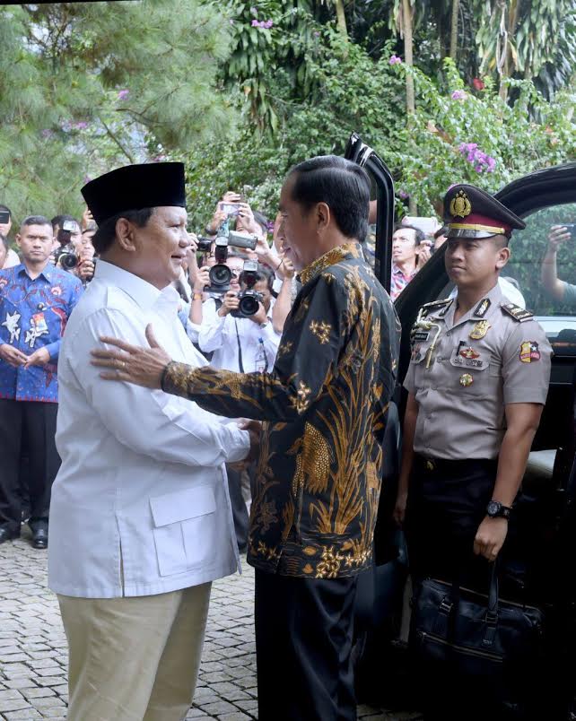 10 Potret keakraban Jokowi dan Prabowo di Hambalang, penuh gelak tawa