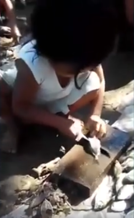 Bocah ini lihai memegang pisau demi membantu orangtuanya bekerja