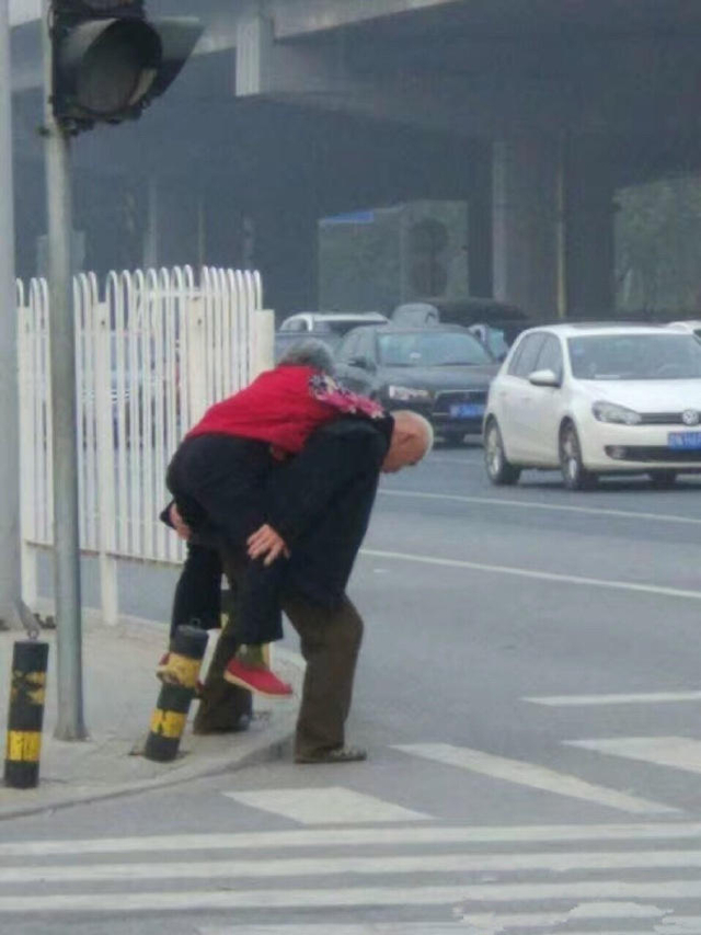 Kakek gendong istrinya © 2016 Weibo