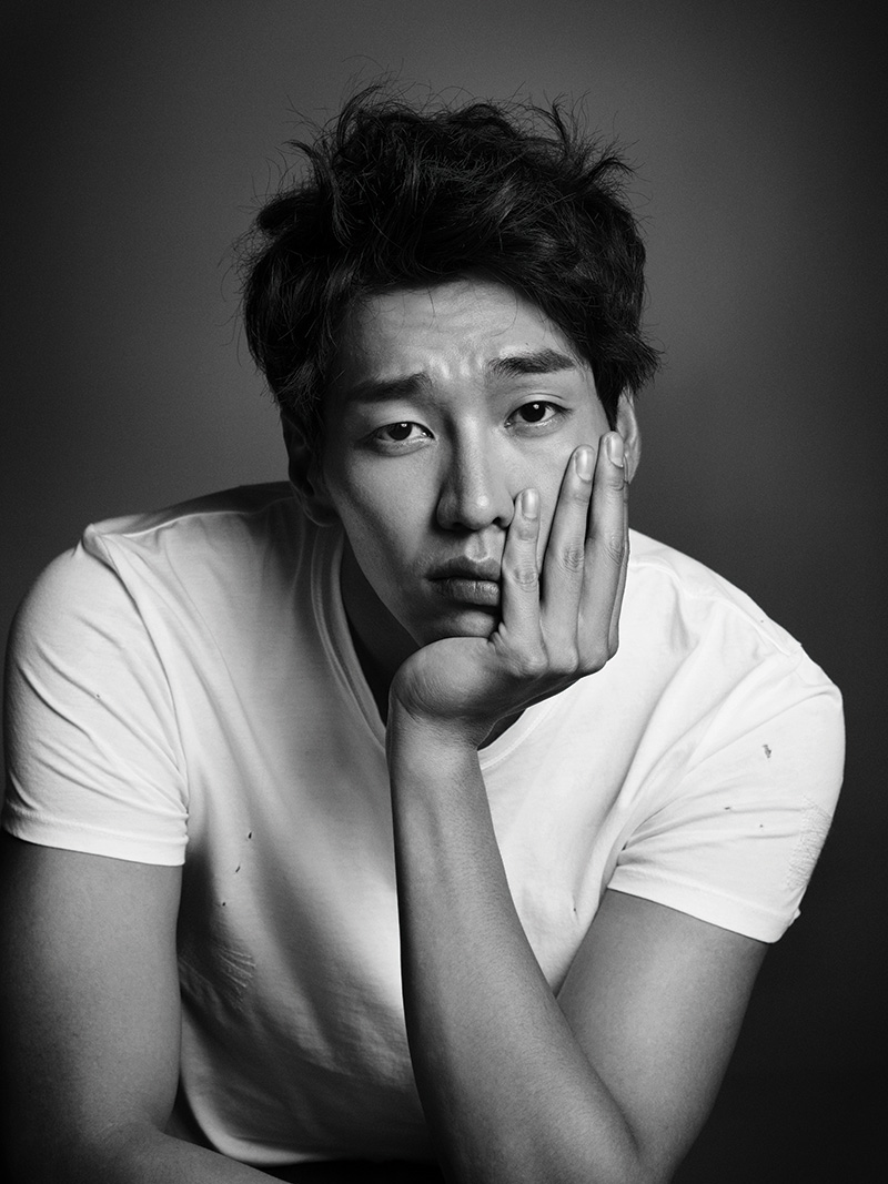 10 Foto Kim Young-kwang, aktor Korea yang kerap tampil misterius