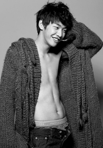 10 Foto Kim Young-kwang, aktor Korea yang kerap tampil misterius