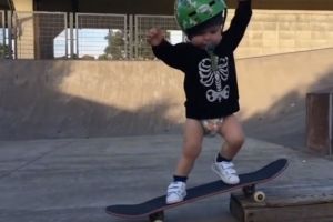 Baru berumur 22 bulan, bayi ini jago banget main skateboard, gemes deh