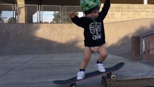 Baru berumur 22 bulan, bayi ini jago banget main skateboard, gemes deh