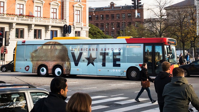 Lucu, mata Donald Trump berputar-putar di roda bis