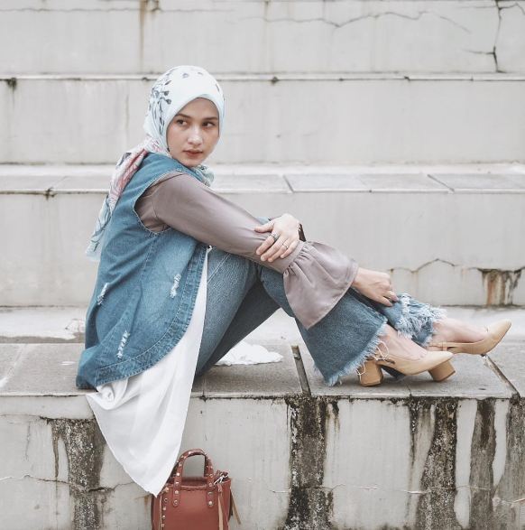 10 Inspirasi gaya hijab boho ala selebgram Dwi Handayani, berani coba?