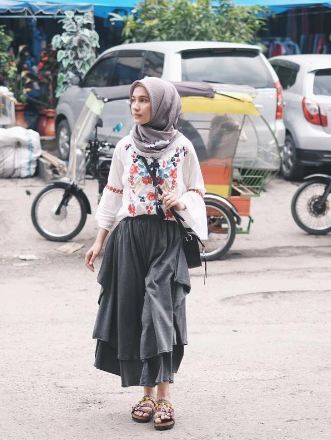 10 Inspirasi gaya hijab boho ala selebgram Dwi Handayani, berani coba?