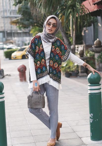 10 Inspirasi gaya hijab boho ala selebgram Dwi Handayani, berani coba?