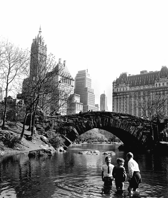 15 Foto langka kehidupan kota New York era 40-an, ikonik banget