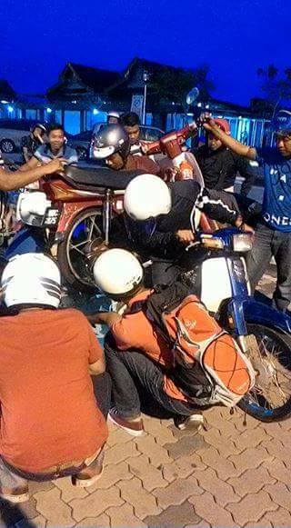 potret motor angkut motor ini bikin geleng-geleng sambil tepuk jidat © 2016 Afiq Aziz/SiakapKely