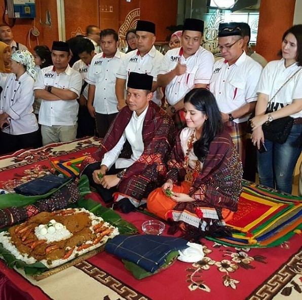 13 Foto gaya keluarga SBY saat dampingi Agus kampanye, family goals?