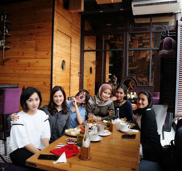 Meyriska vs Dinda © 2016 Instagram.com/dindakanyaa/cutratumeyriska