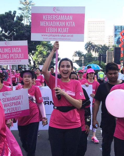 Meyriska vs Dinda © 2016 Instagram.com/dindakanyaa/cutratumeyriska