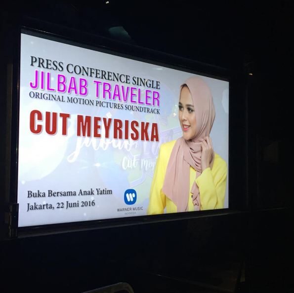 Meyriska vs Dinda © 2016 Instagram.com/dindakanyaa/cutratumeyriska